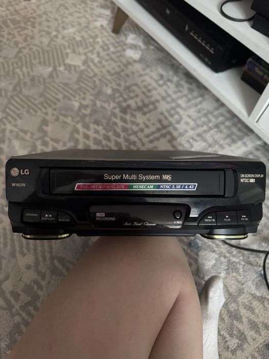 CD проигрыватель LG с подписью Назарбаева