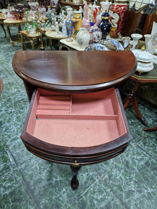 Уникална антикварна конзолна масичка за бижута