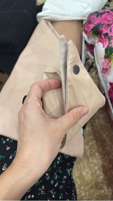 Қысқы жаңа бас киімдер сатылыды.