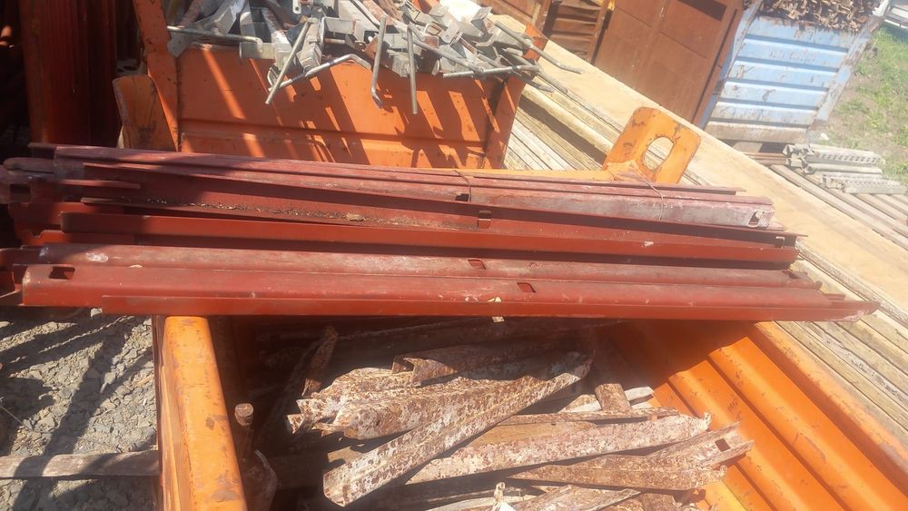 Montanti cofraje de 100 cm cu cioc - Italia