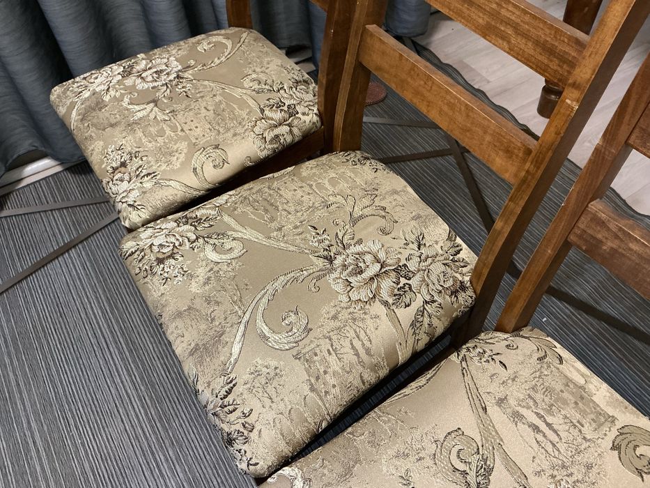 Продается шкаф со стульями