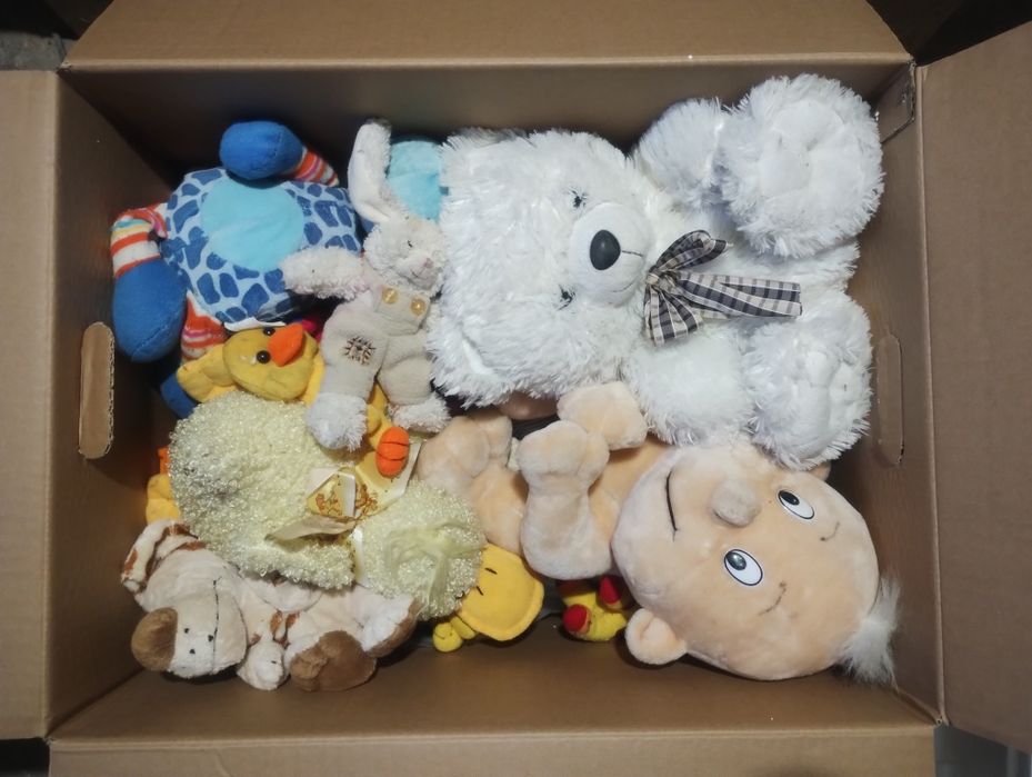 Кашон с плюшени играчки