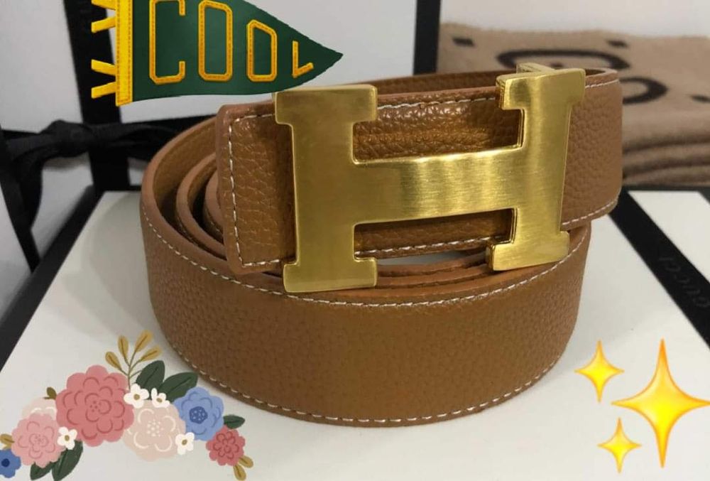 Curea maro cognak unisex, logo metalic auriu