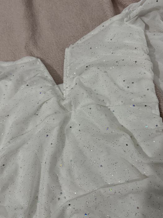 Бяла рокля с блестящи частици