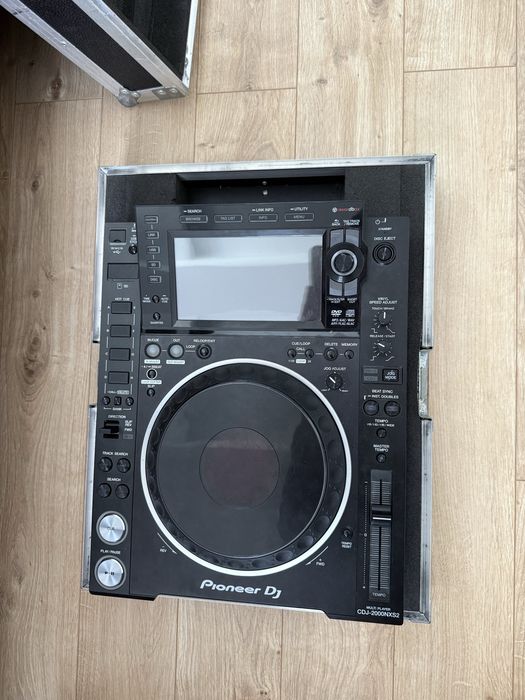 2 playere CDJ 2000 Nexus 2 + cabluri de conectica si case de protectie