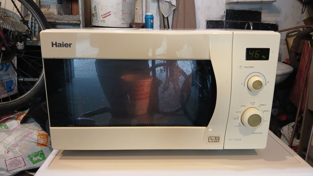 Миклровълнова печка HAIER 1300W КАТО НОВА