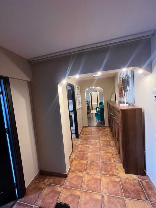 Apartament cu 3 camere complet renovat et.8  !