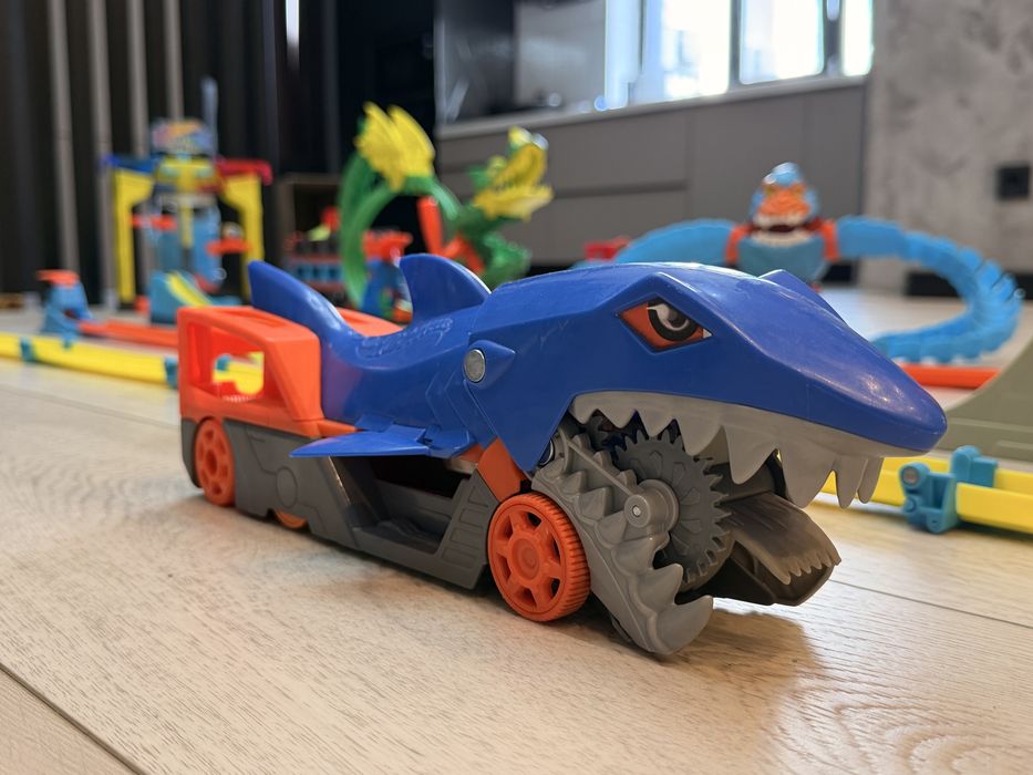 Hot Wheels Shark Chomp Transporter (Акула-Перевозчик