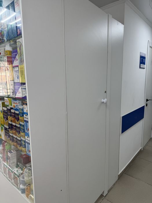 Продам витрину для аптеки почти новый