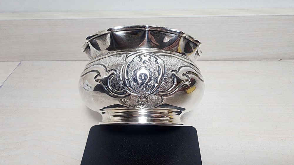 Красивая конфетница сахарница из серебра.