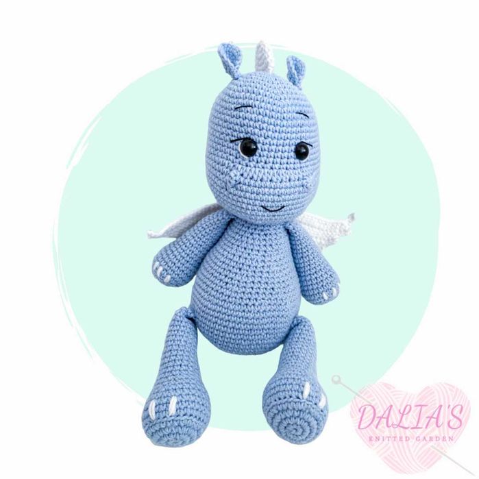 Ръчно плетен динозавър – играчка и дрънкалка за бебе