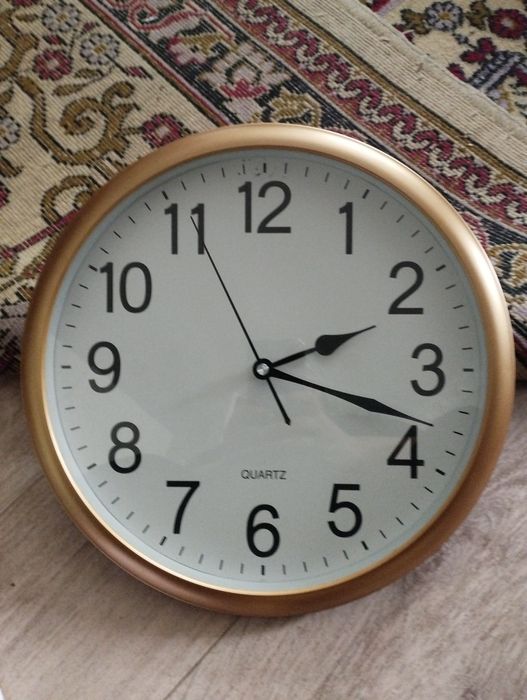 Часы, чайник, удлинитель, банки