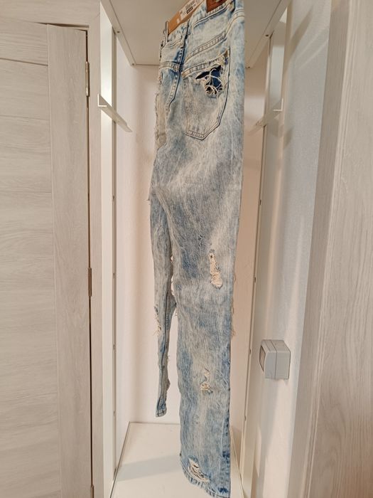 Blugi rupți, deschiși la culoare, material bun