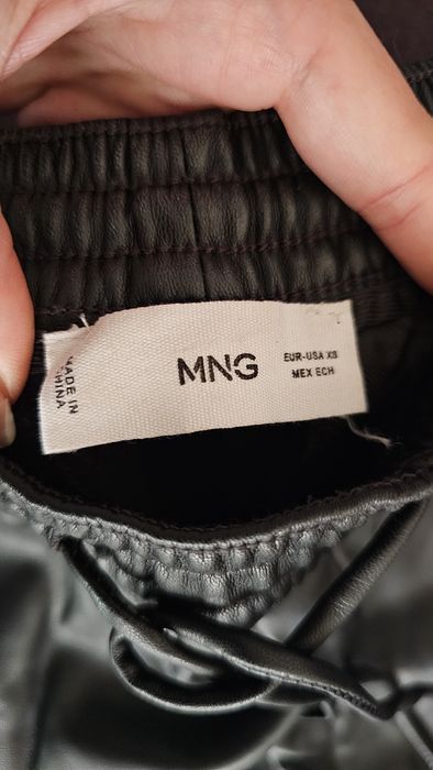 Нов кожен панталон на MANGO