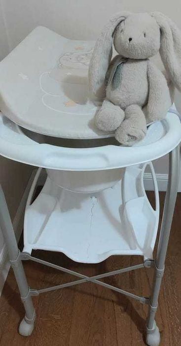 Cadita pentru baie cu masa de infasat