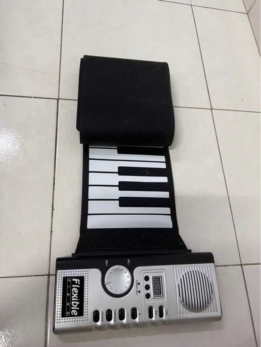 Гъвкаво пиано с 61 навиващи се силиконови клавиши