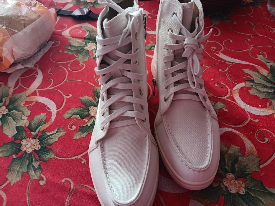 Продавам дамски бели боти  30 лева нови