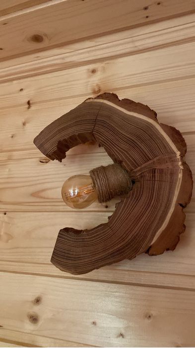 Vand divan, masuta de cafea, masa cu rasina si diferite obiecte
