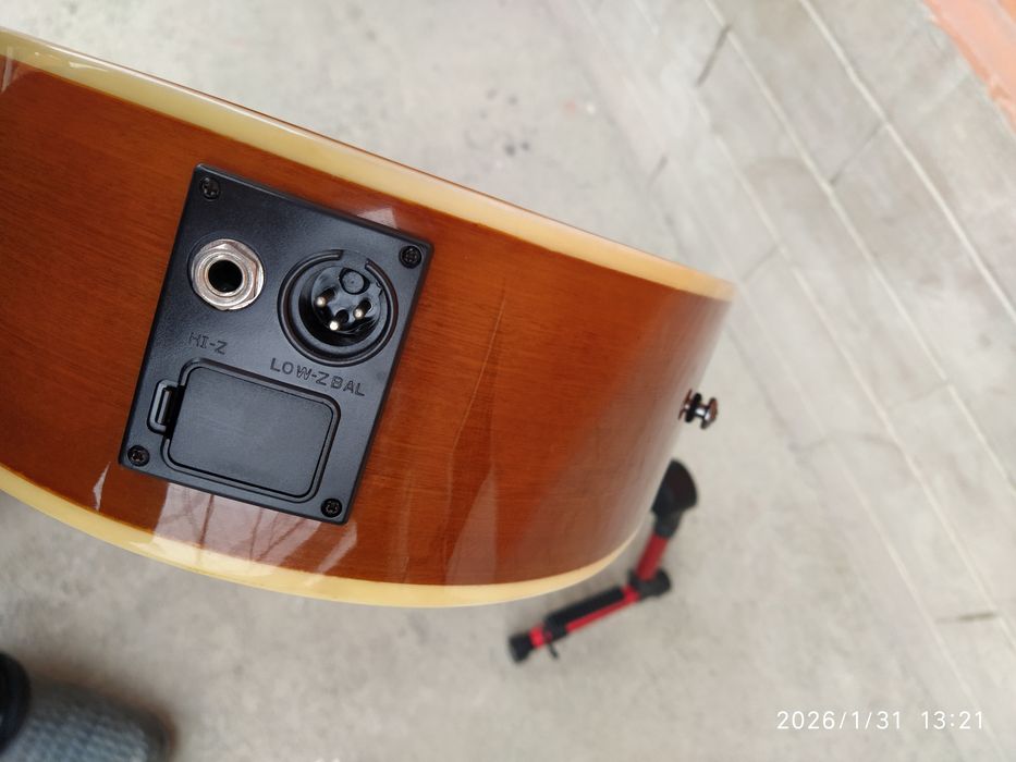 Классическая гитара сотилади.