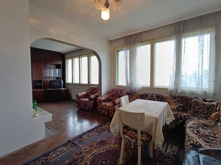 Четиристаен апартамент в кв. Акация