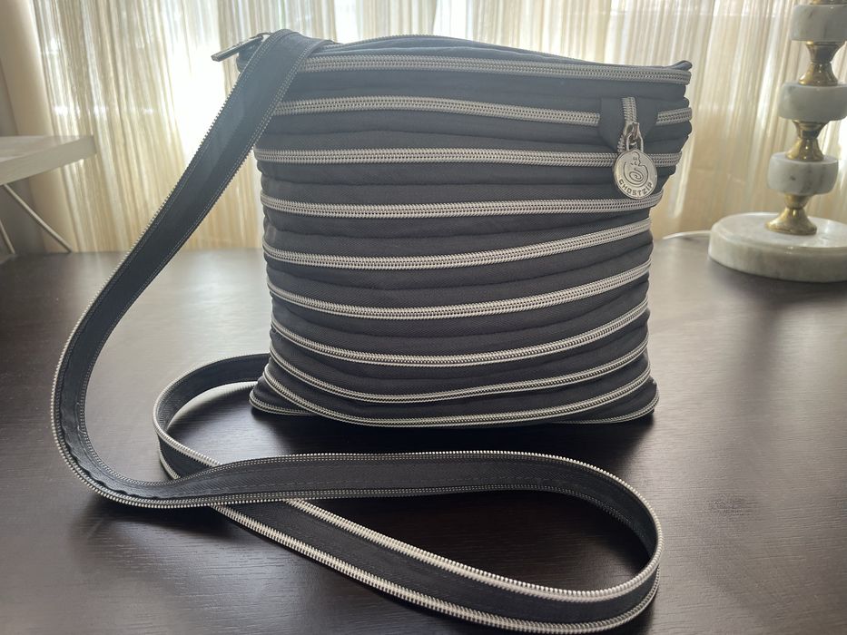 Сива текстилна чанта, лека и удобна