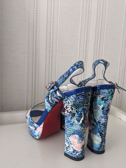 Женские босоножки