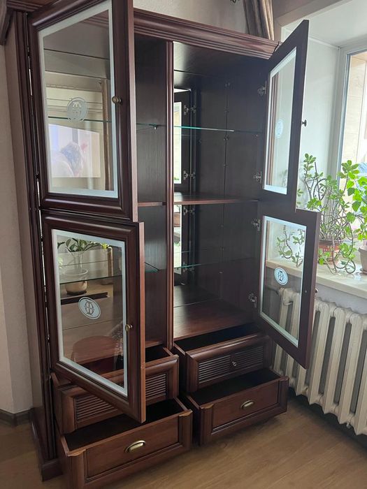 Продам шкаф витрина