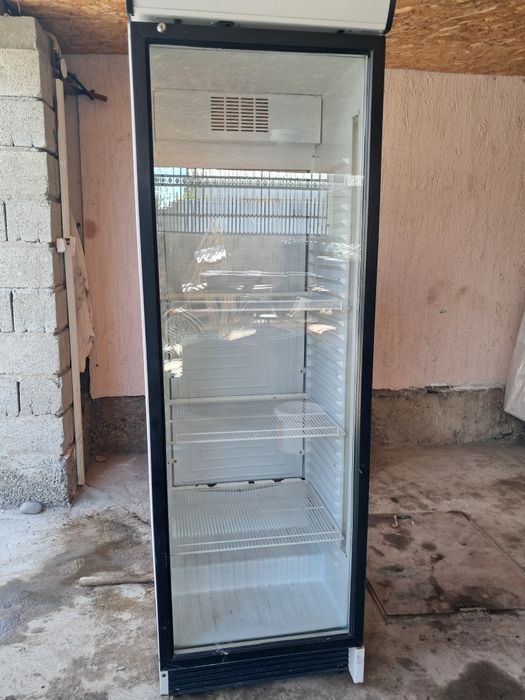 Витрииный холодильник