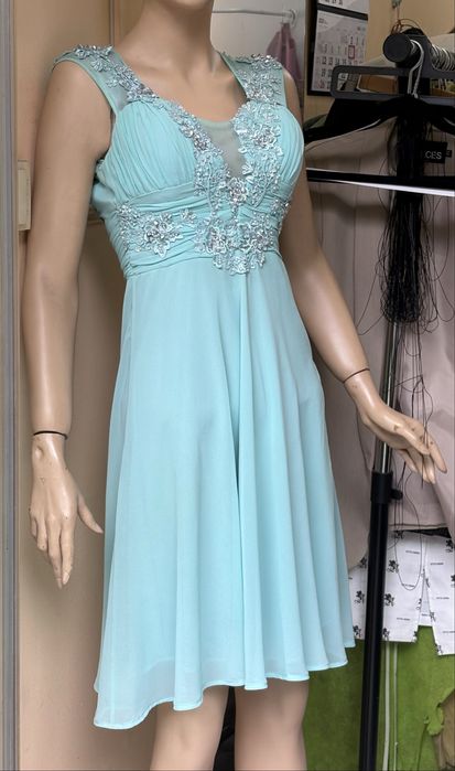 Официална рокля с ефектен гръб