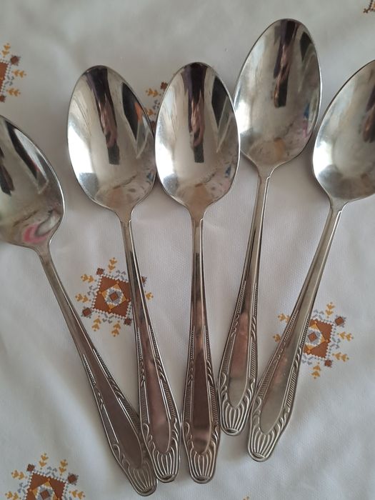 Вилки и столовые ложки.