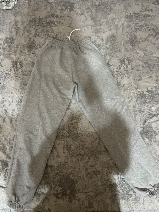 Серые спортивные штаны