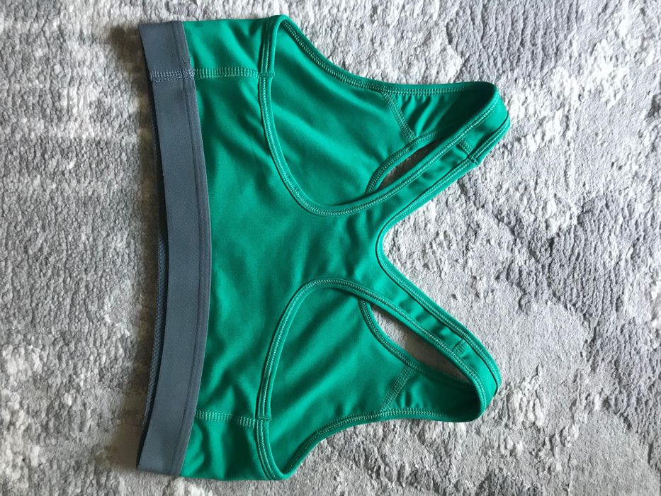 Спортен сутиен Nike