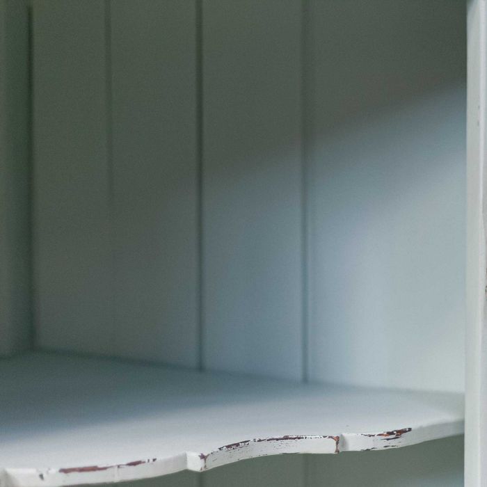 Реновирана ъглова витрина от масив