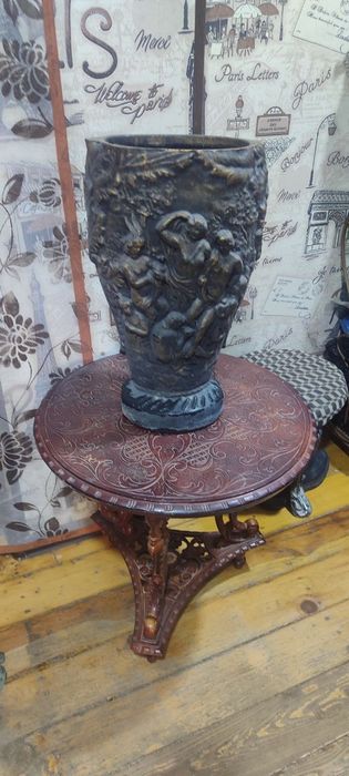 Журнальный столик и кашпо