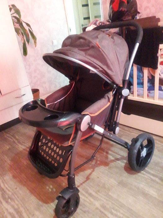 Коляска продам в районе женис