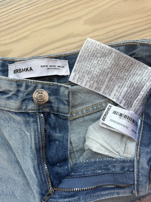 Дамски дънки Bershka с камъчета – като нови