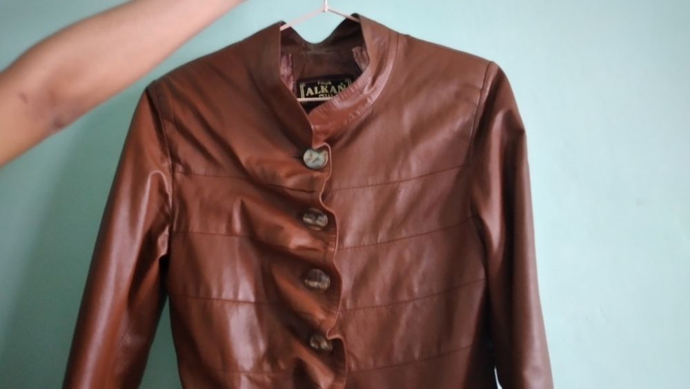 Куртка женская кожаная, коричневого цвета