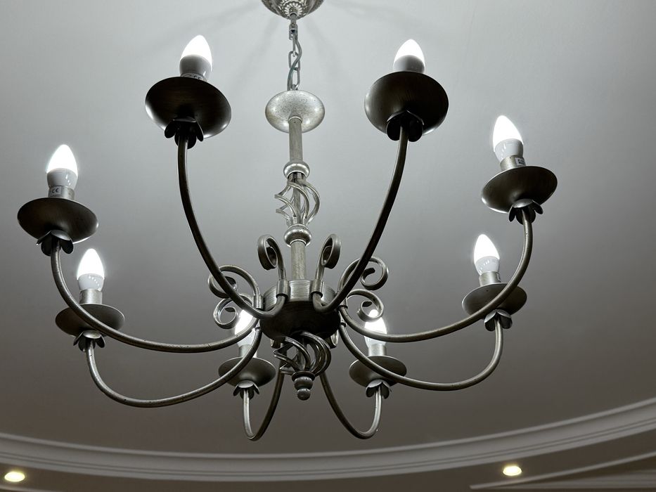Продам 8-рожковую люстру