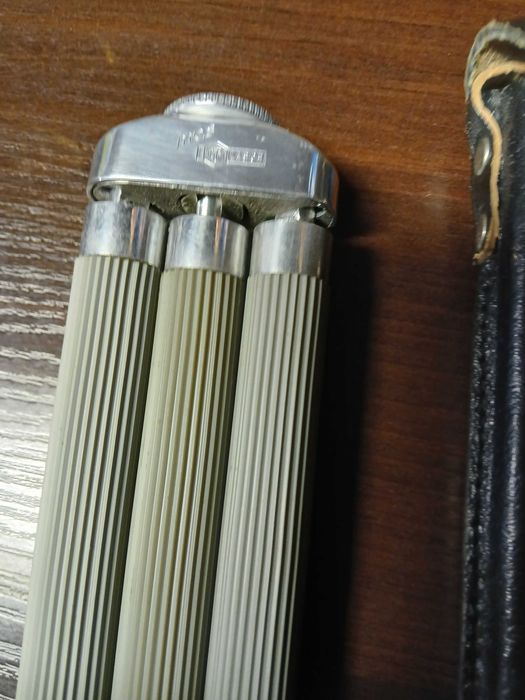 Стар статив,тринога за фотоапарат.