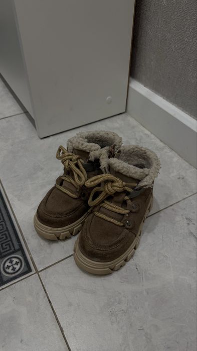 Продам детскую обувь