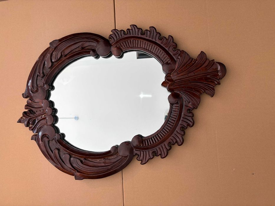 Oglinda antica cu rama baroca din lemn vechi, o piesa deosebita cu un aspect elegant si rafinat.