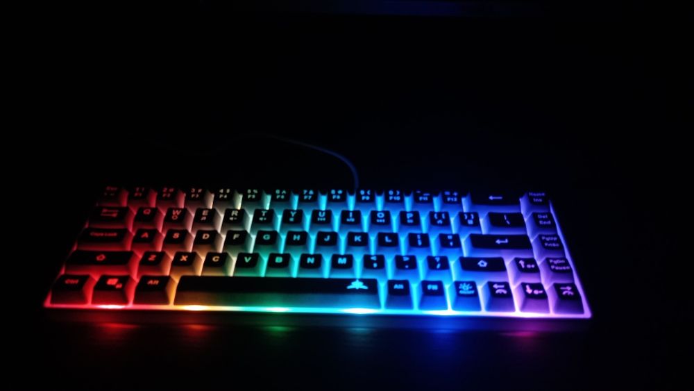 Vând Tastatura white shark