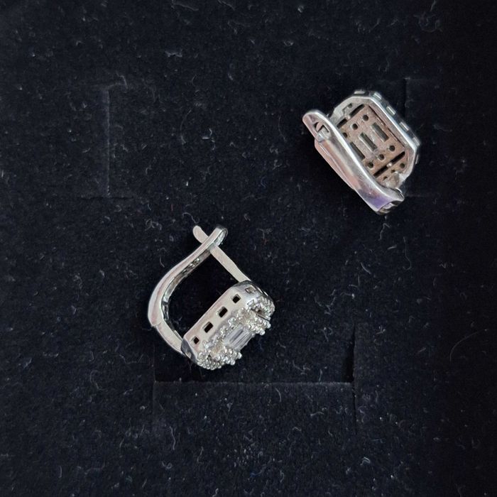 Елегантни сребърни обеци с циркони