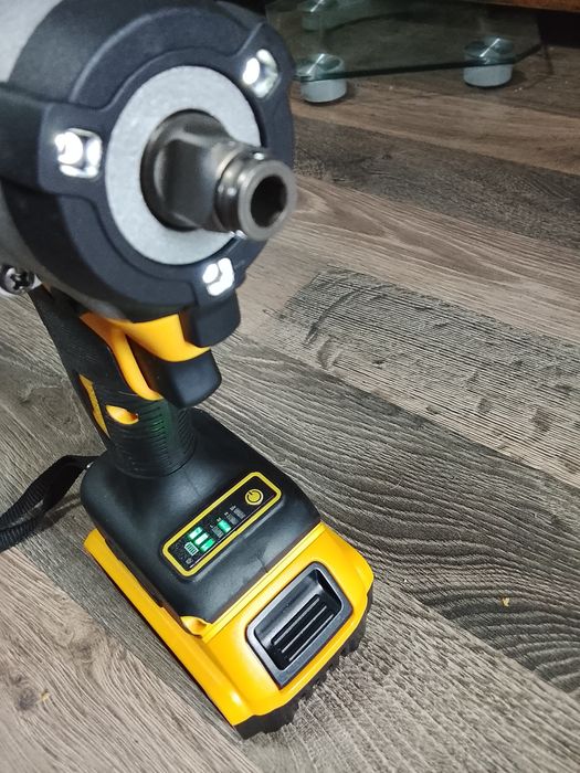 Insurubat impact DeWalt DCF922 cu o baterie de 6a