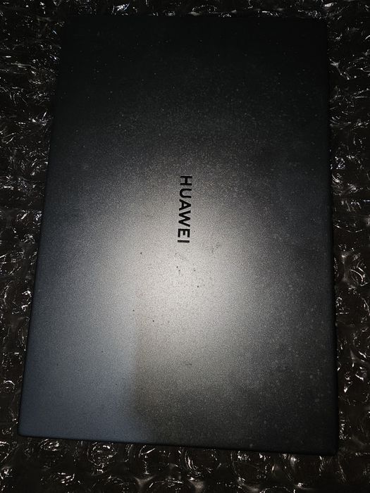 Лаптоп Huawei на части