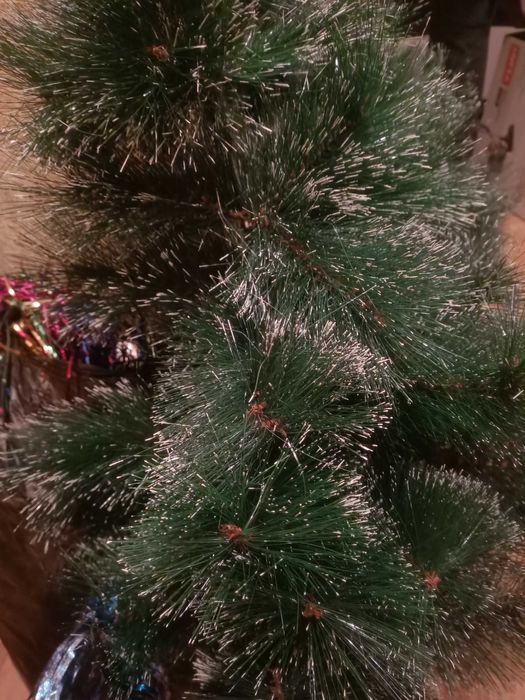 Ёлочка и ёлочные игрушки,мишура.