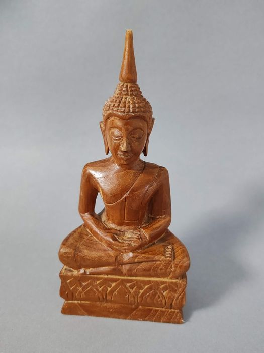 Statuie a lui Buddha așezat, sculptată manual, din lemn