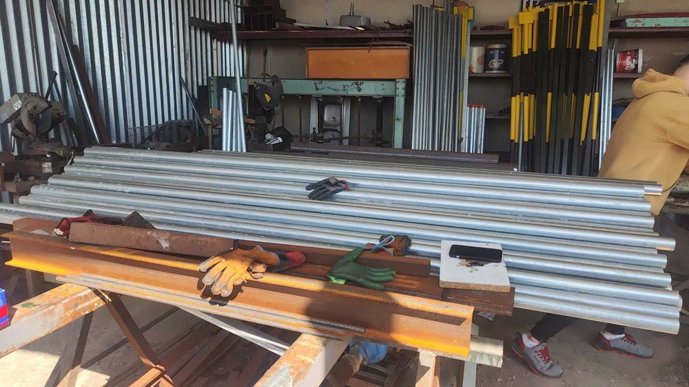 Поцинковани тръби - колове за ограда със 3 дупки двустранно.  Дължина 2 м Дебелина 2 мм Ф - 4.1 см