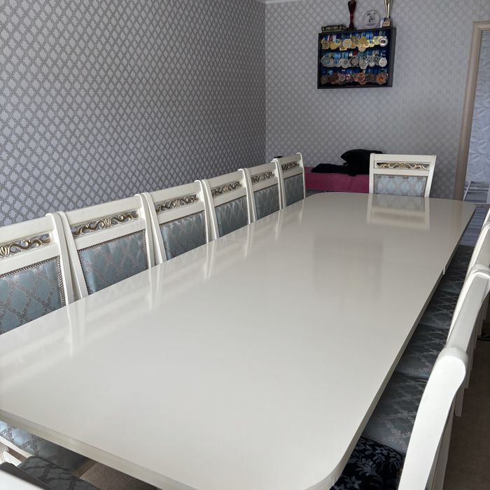 Стол со стульями в гостинную