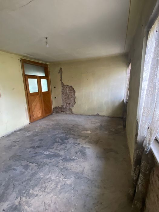Locația cu casa și garaj…  0758728367